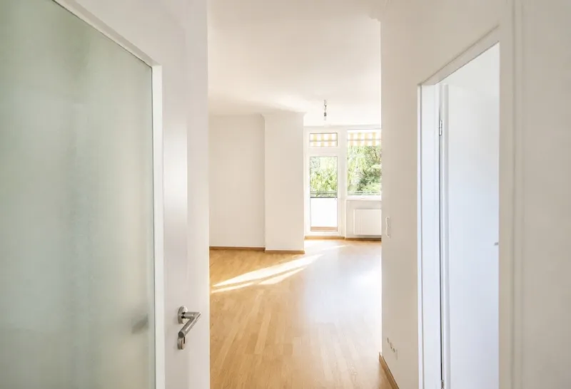 Wunderschöne, helle, ruhige, neu renovierte 2-Zi-Whg mit EBK Sübalkon u. Aufzug im 4. OG — photo 1